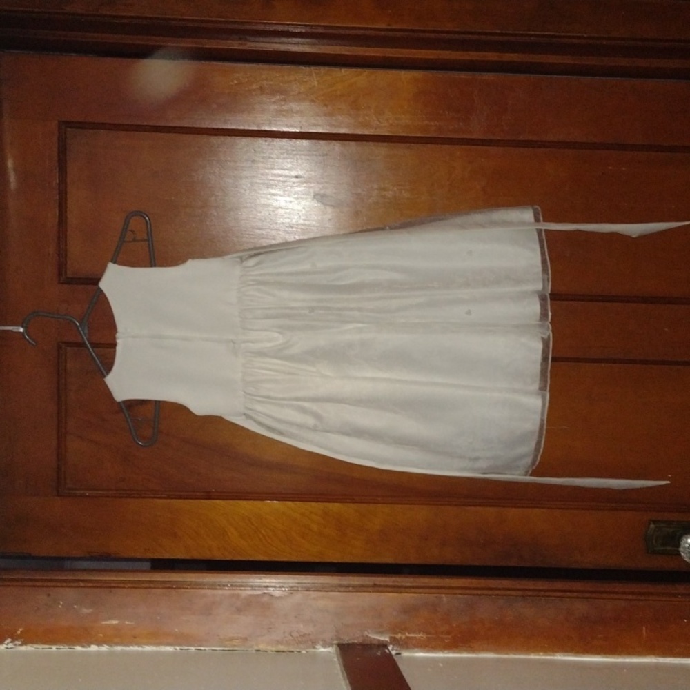 White dress, - Picture 2 of 3